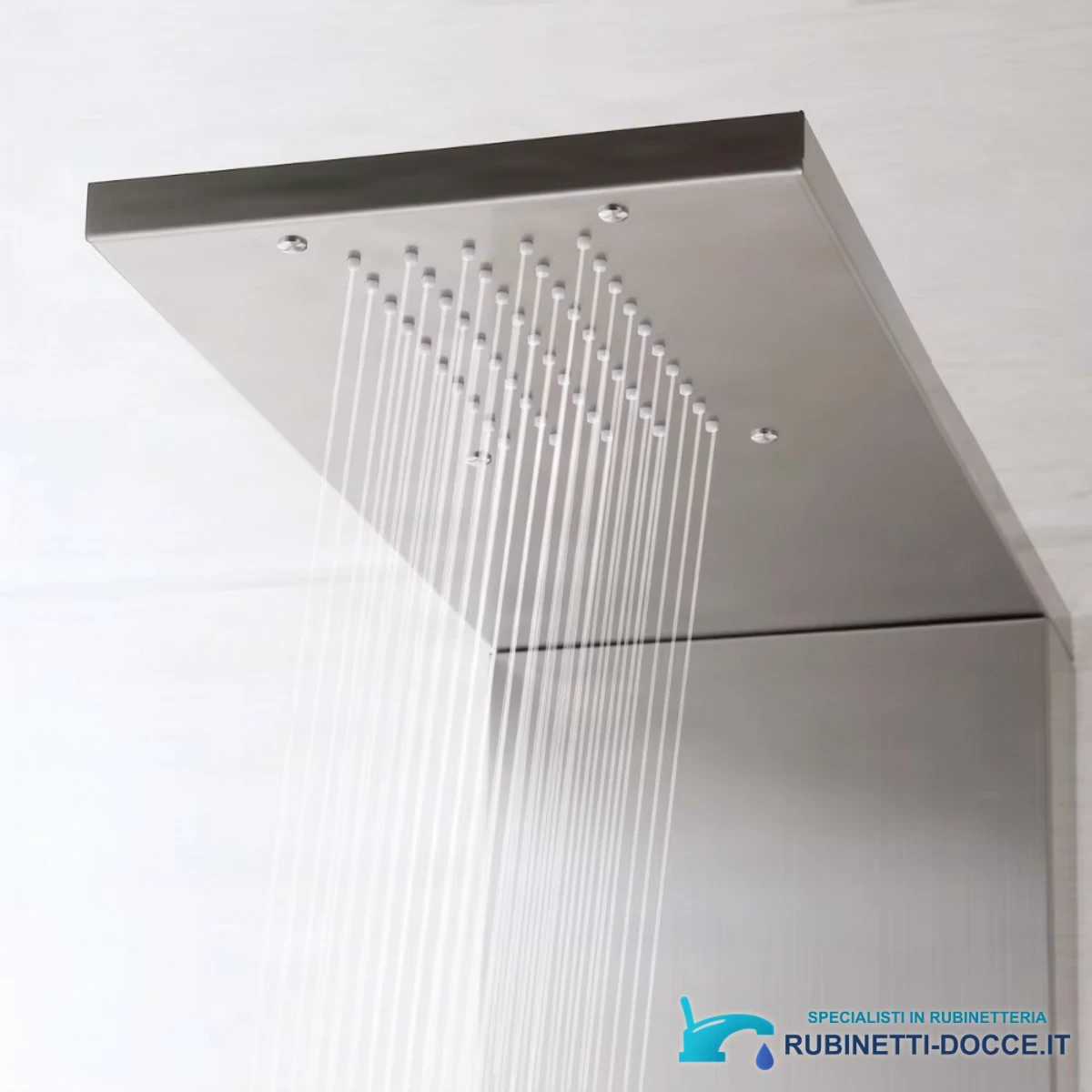 Pannello doccia EYN TP1554 in funzione: soffione quadrato con getti d'acqua uniformi