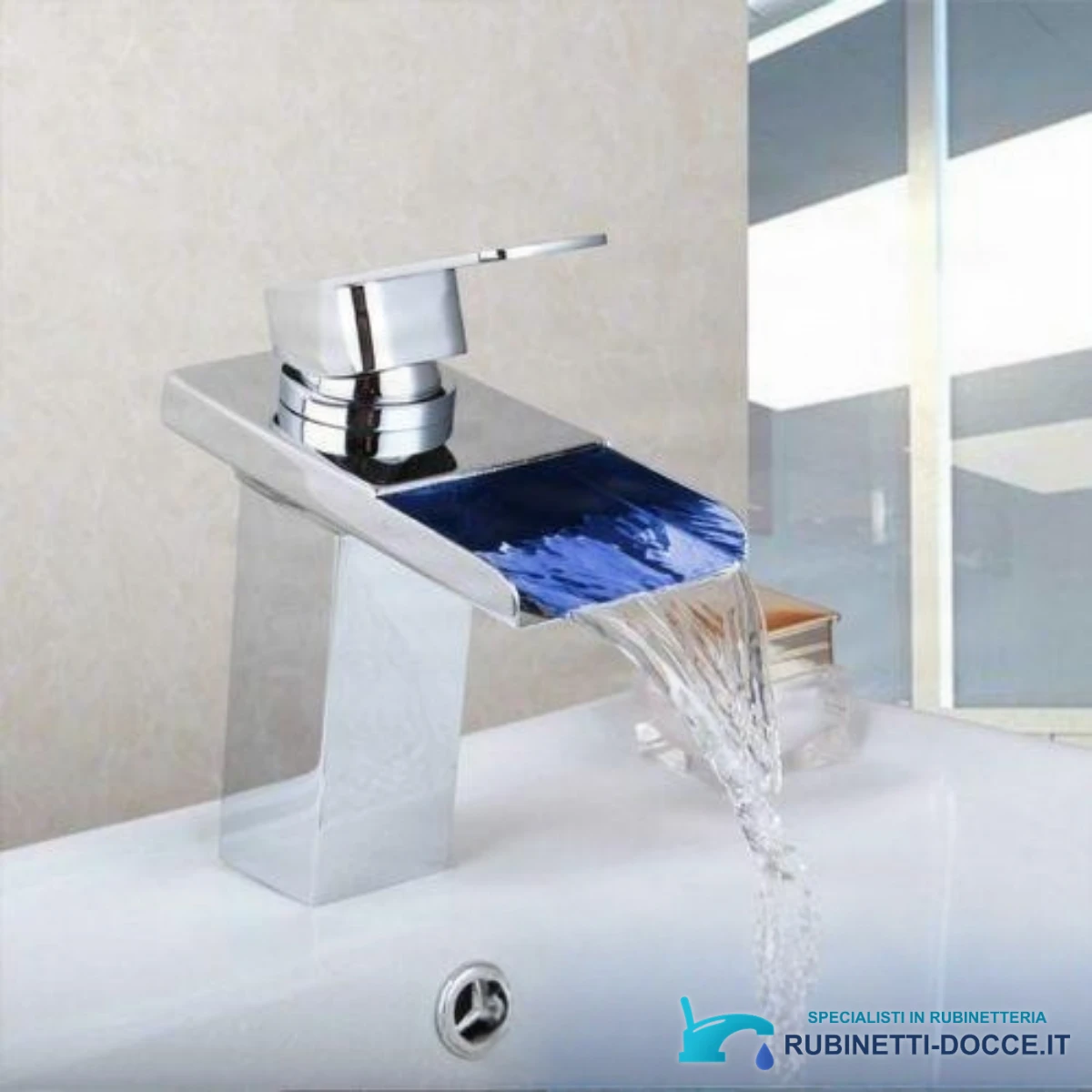 Miscelatore lavabo a cascata EYN206 in uso su un lavabo bianco