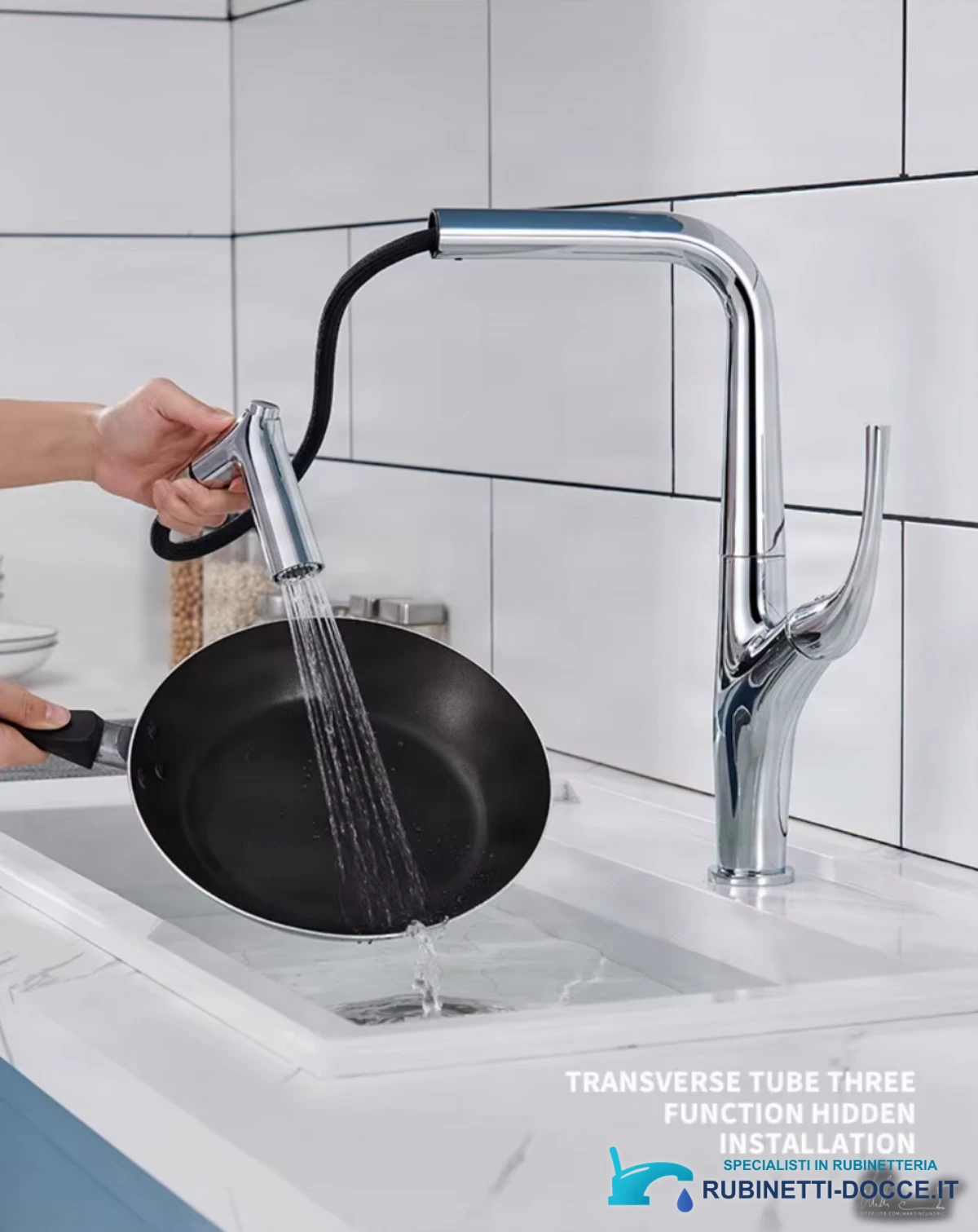 Miscelatore da cucina ELITE EDITION KF1013 durante il risciacquo di una pentola