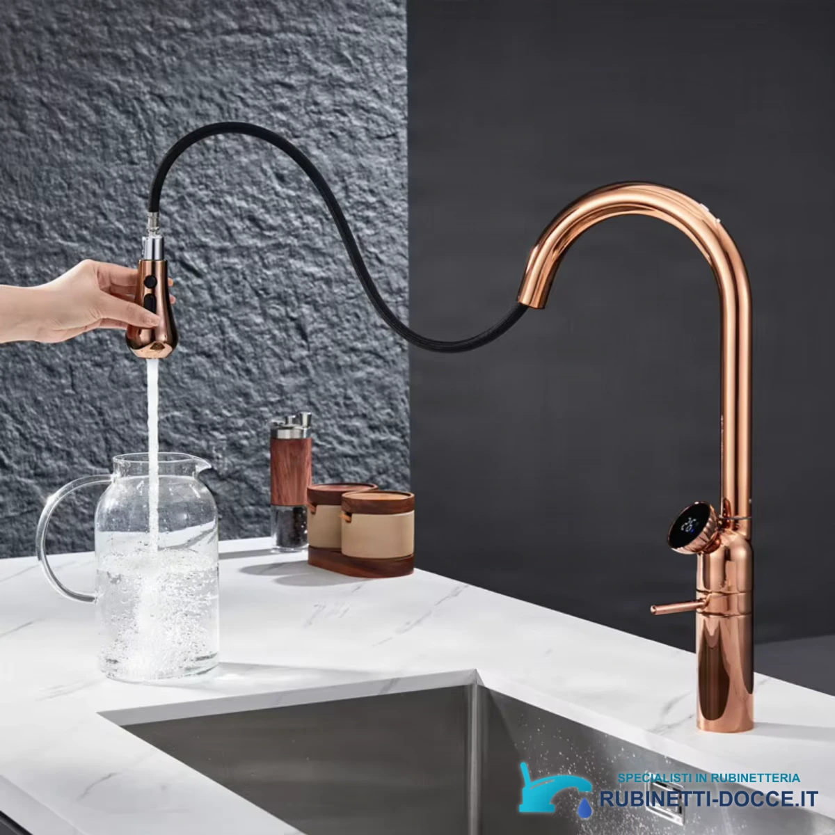 Miscelatore cucina ELITE EDITION KF1694 oro rosa lucido mentre riempie una caraffa